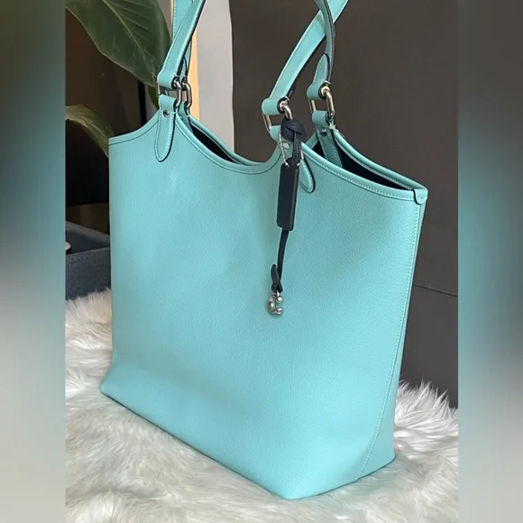 C6337 - Coach Day Tote - Picture 3 of 14